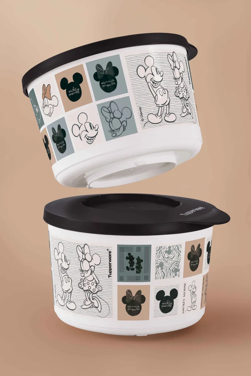 Linha Mickey e Minnie Clássicos com sistema de encaixe entre tampas e bases — perfeita para servir pipoca, salgadinhos e petiscos do dia a dia.
