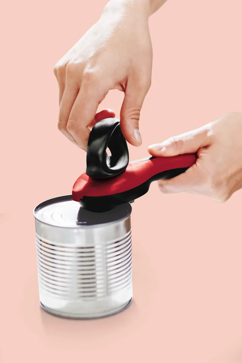 Abridor de latas Gourmet com encaixe descomplicado, corte seguro sem sustos e nova cor exclusiva.