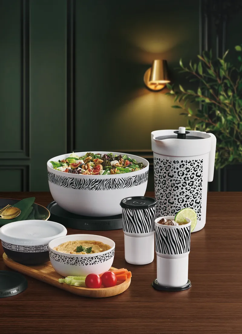 Mesa Posta Feras com estampas de zebra e onça: tigelas, jarra e copos para uma mesa ousada e elegante.