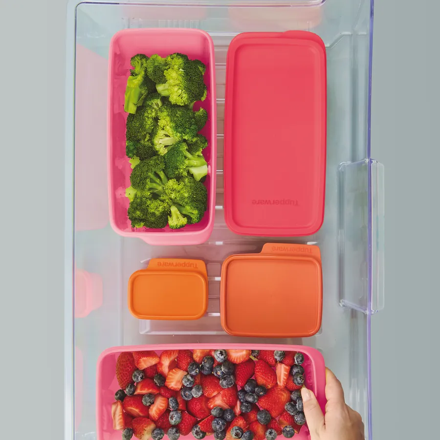 Linha Super Fresh na gaveta da geladeira: potes de vários tamanhos para organizar e conservar frutas, legumes e verduras.